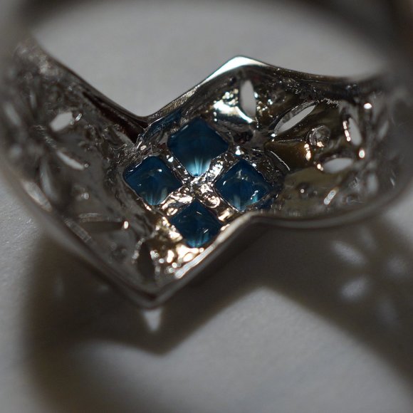 14KW Gold Genuine Blue Topaz & Diamond Ring. - Picture 7 of 8